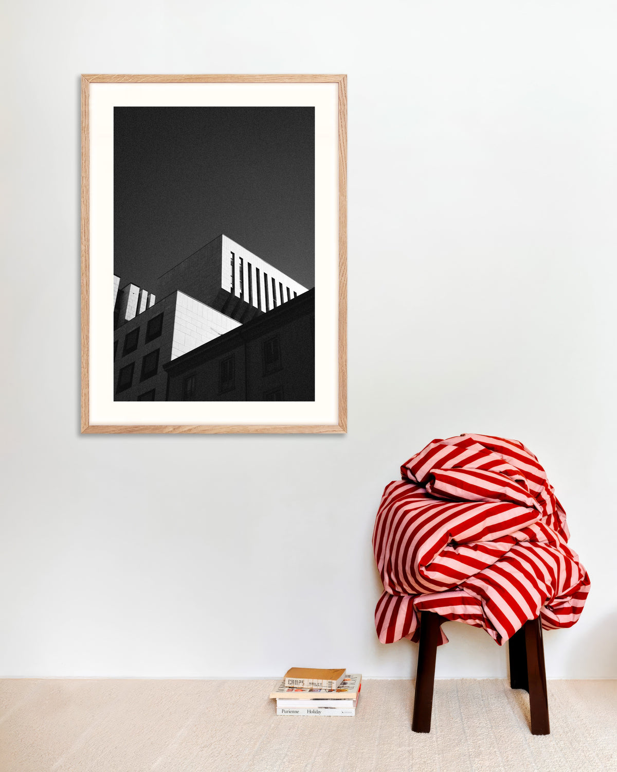 Poster „Dächer vor dunklem Himmel“ mit naturfarbenem Holzrahmen