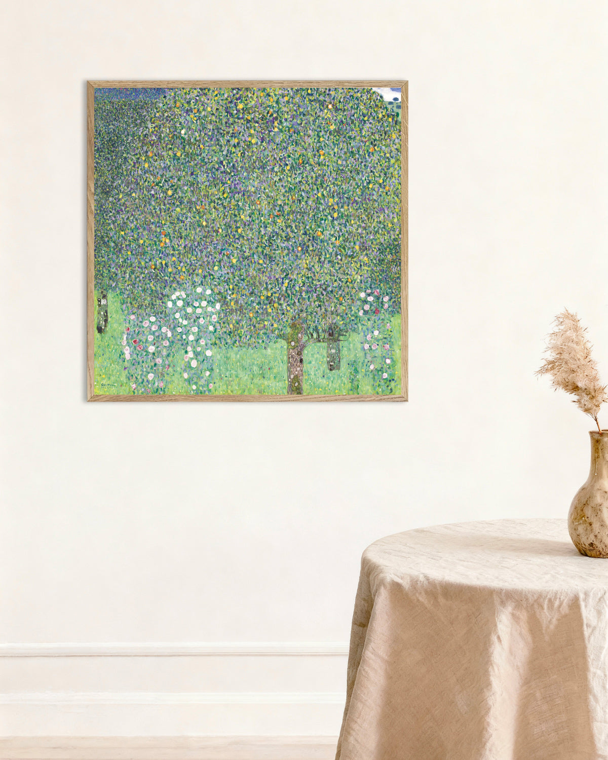 Poster Rosen unter Bäumen (1905) von Gustav Klimt mit naturfarbenem Holzrahmen