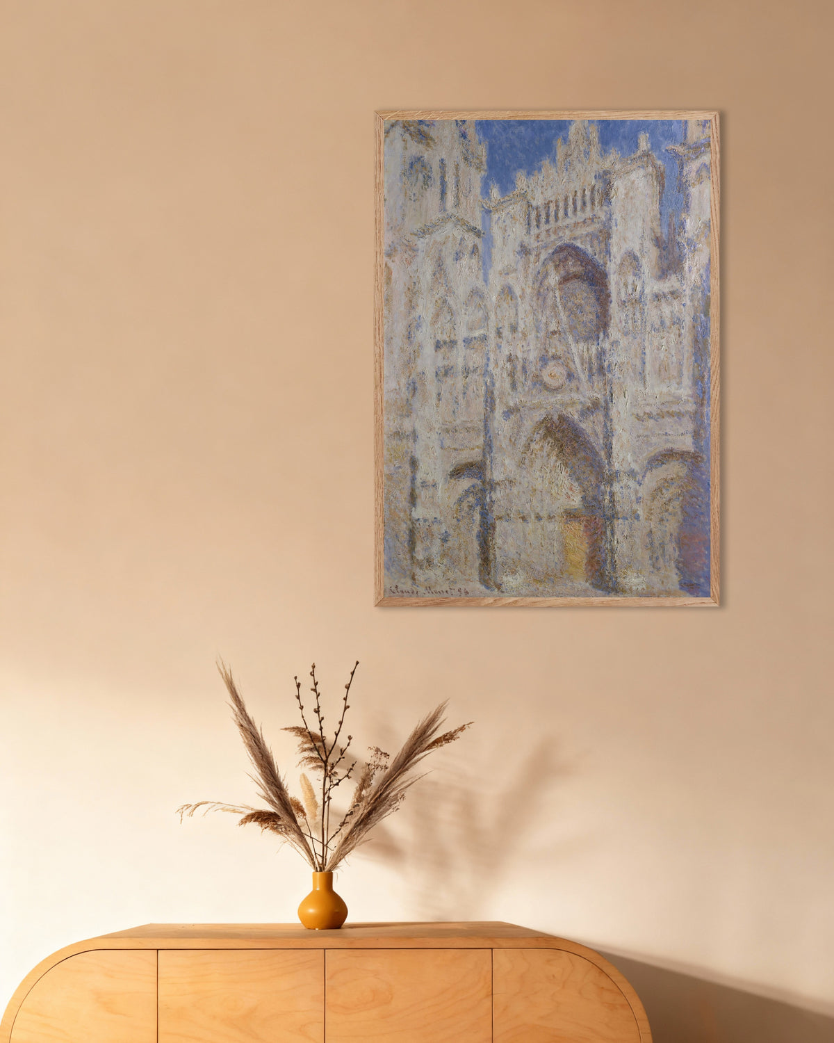 Poster Die Kathedrale von Rouen, das Portal im Sonnenlicht (1894) von Claude Monet mit naturfarbenem Holzrahmen