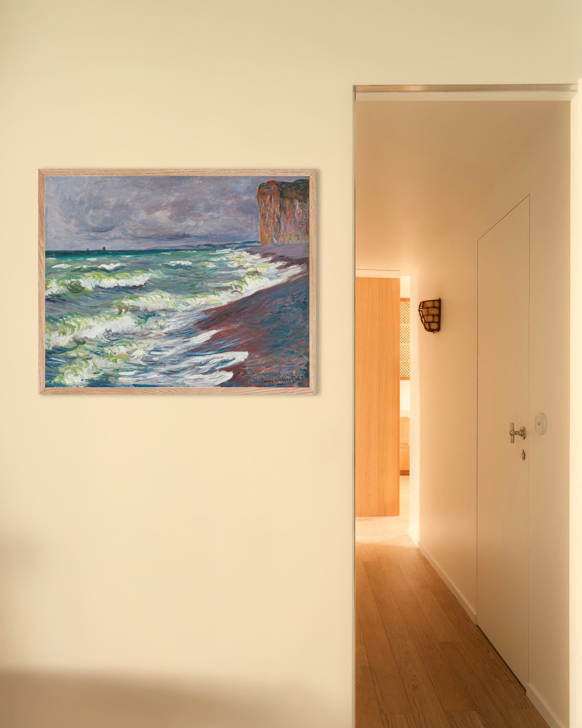 Poster Bewegte See bei Pourville (1882) von Claude Monet mit naturfarbenem Holzrahmen