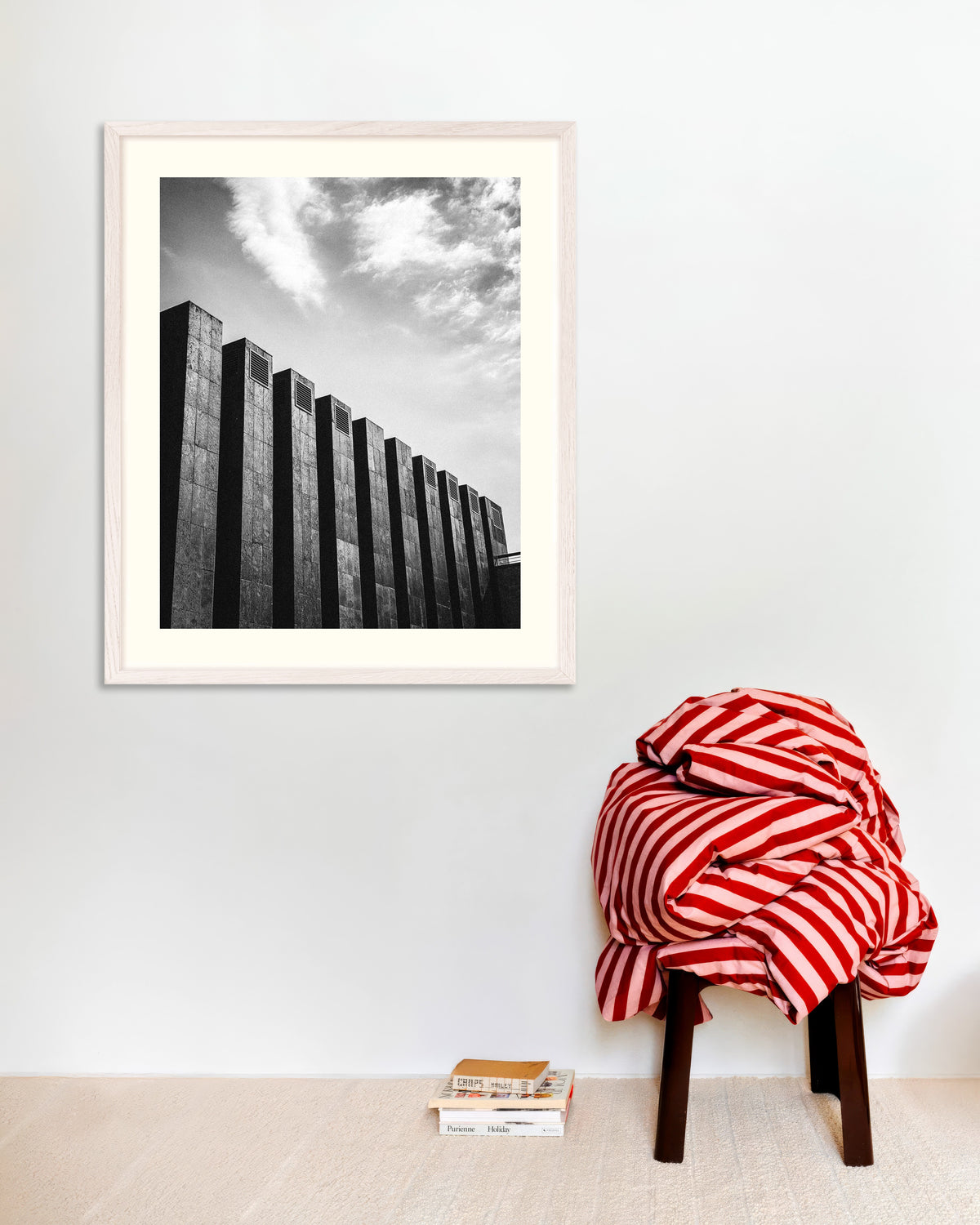Poster „Reihe dunkler Lamellen und Wolken“ mit weißem Holzrahmen