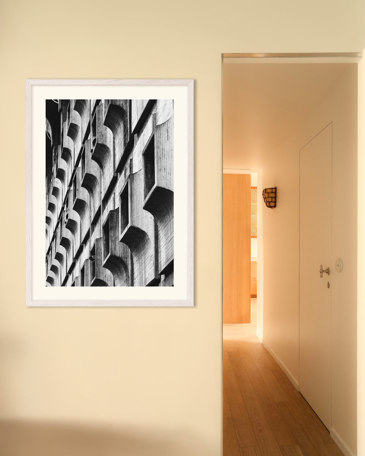 Poster „Geschwungene Fensterrahmen“ mit weißem Holzrahmen