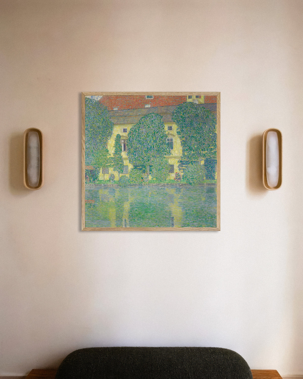 Poster mit Schloss Kammer am Attersee III (1910) von Gustav Klimt, mit naturfarbenem Holzrahmen