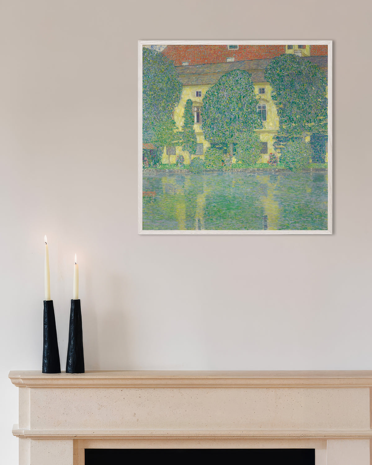 Poster mit Schloss Kammer am Attersee III (1910) von Gustav Klimt, mit weißem Holzrahmen