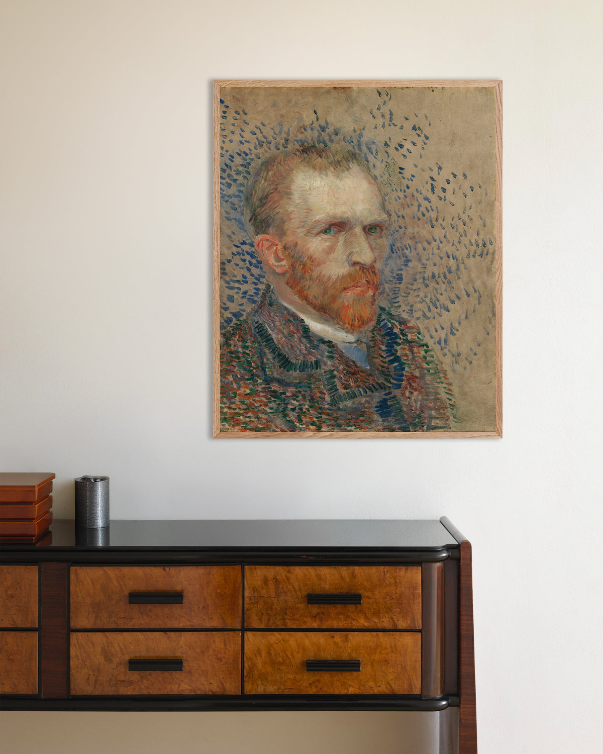 Poster mit Selbstporträt mit blauen Strichen (1887) von Vincent van Gogh, mit naturfarbenem Holzrahmen