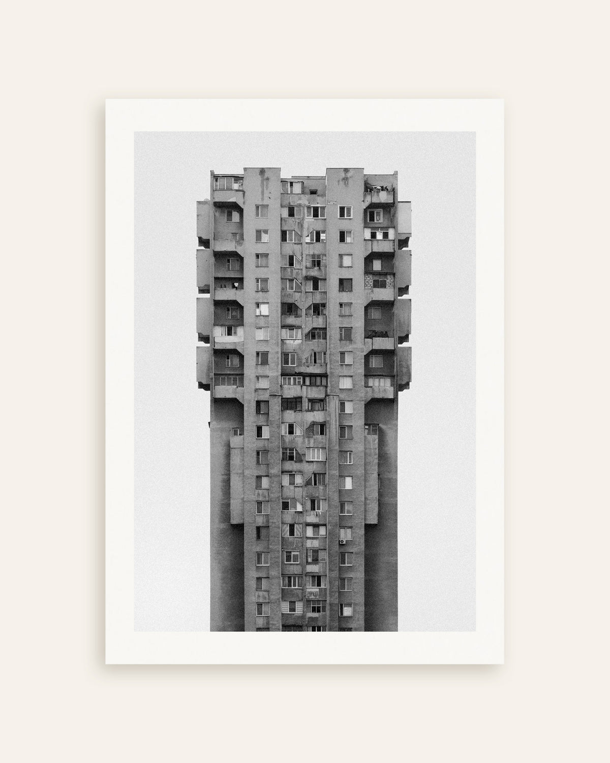 Poster „Einsamer Wolkenkratzer aus Beton“, Miniaturansicht