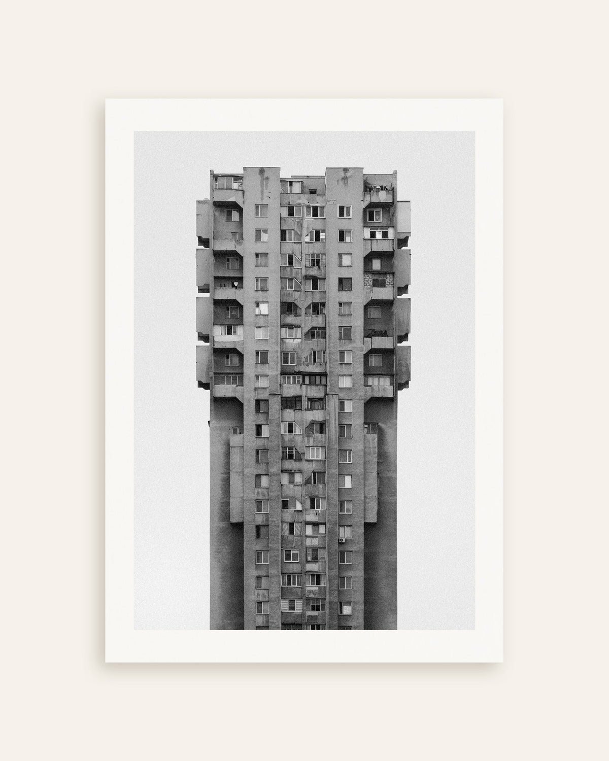 Poster „Einsamer Wolkenkratzer aus Beton“, Miniaturansicht