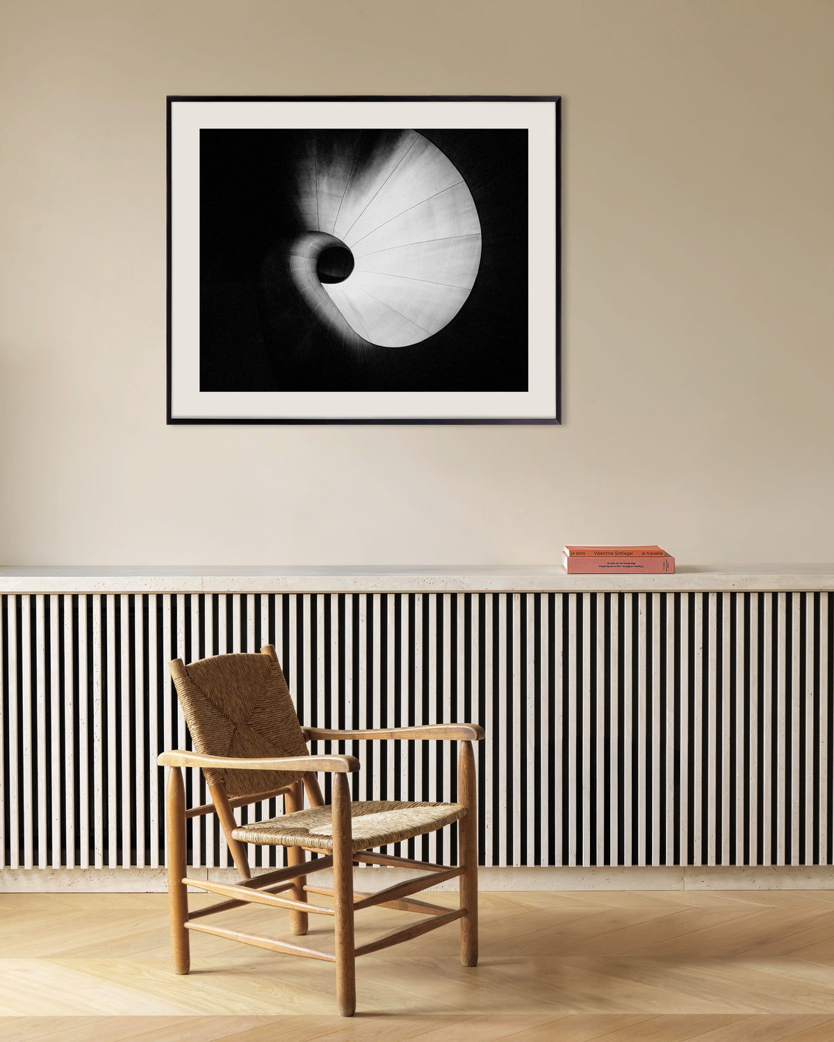 Poster „Wendeltreppe von unten“ mit Metallrahmen