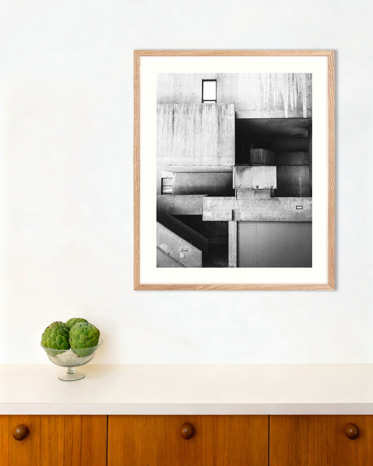 Poster „Komposition aus fleckigem Beton“ mit naturfarbenem Holzrahmen