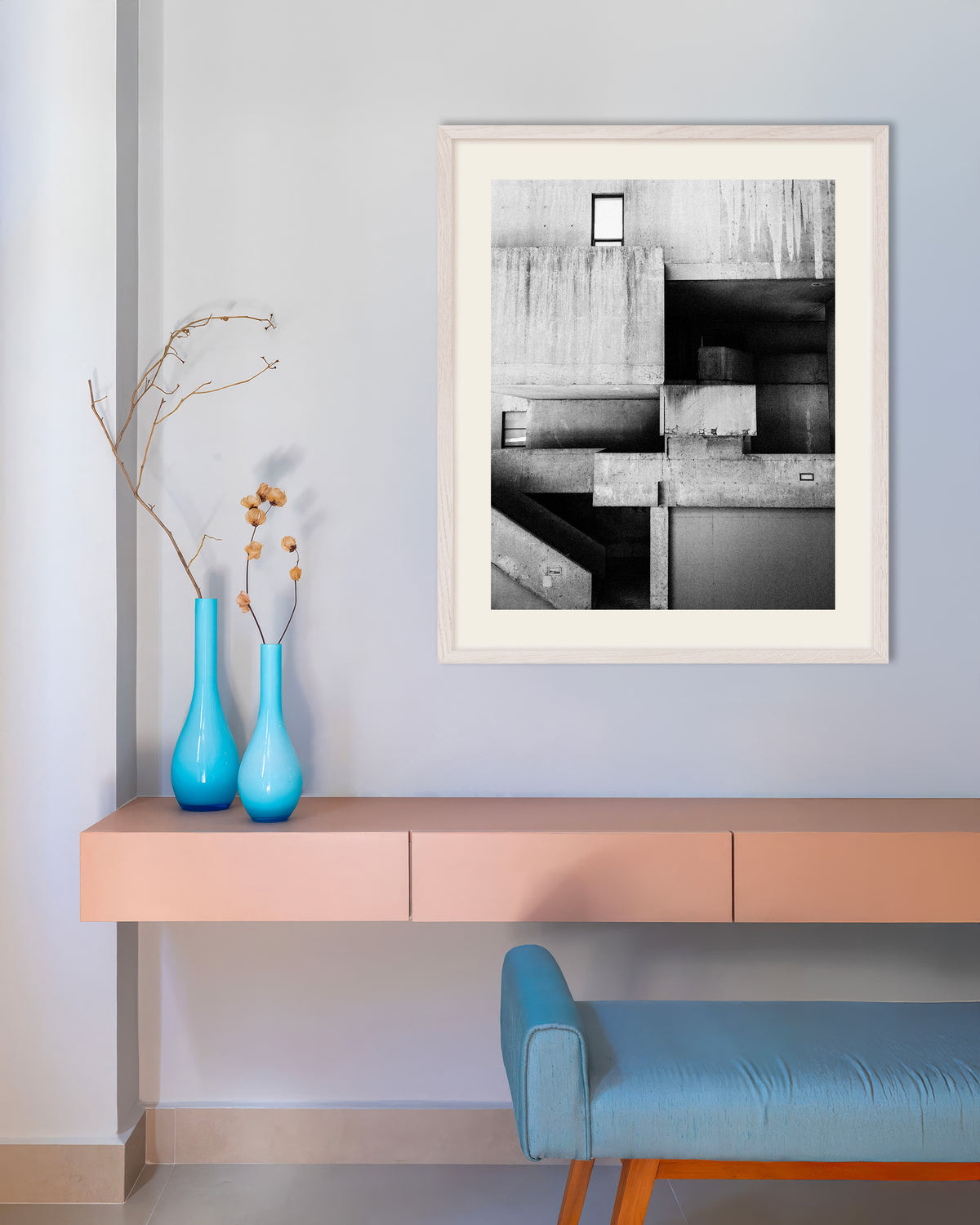 Poster „Komposition aus fleckigem Beton“ mit weißem Holzrahmen