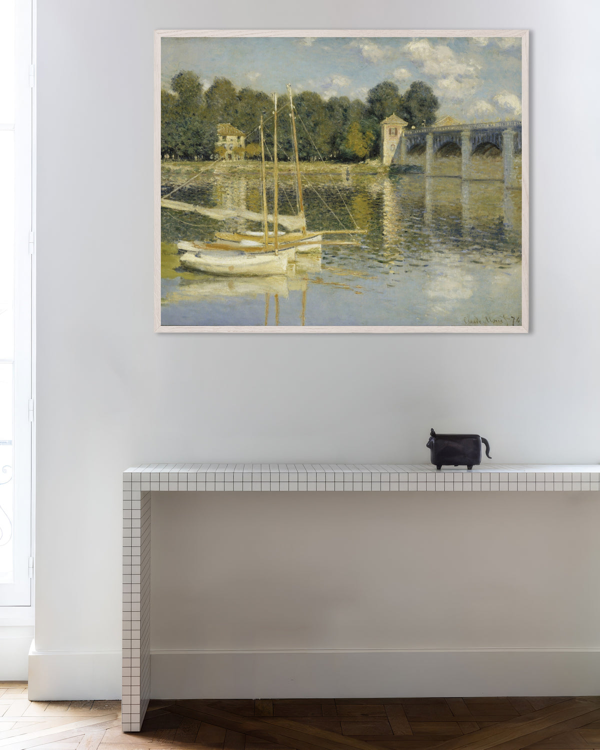 Poster Die Brücke von Argenteuil (1874) von Claude Monet mit weißem Holzrahmen