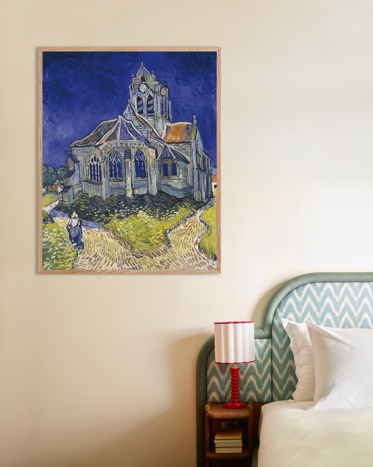Poster Die Kirche von Auvers-sur-Oise (1890) von Vincent van Gogh, mit naturbelassenem Holzrahmen