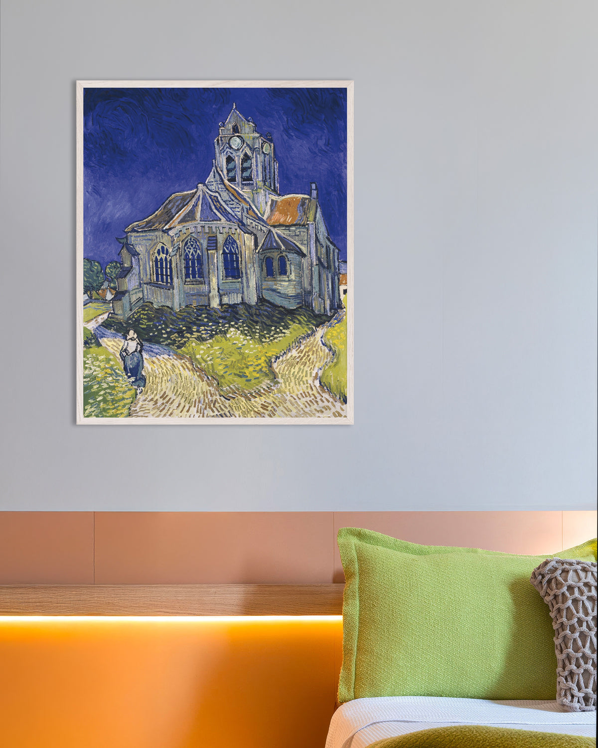 Poster Die Kirche von Auvers-sur-Oise (1890) von Vincent van Gogh, mit weißem Holzrahmen