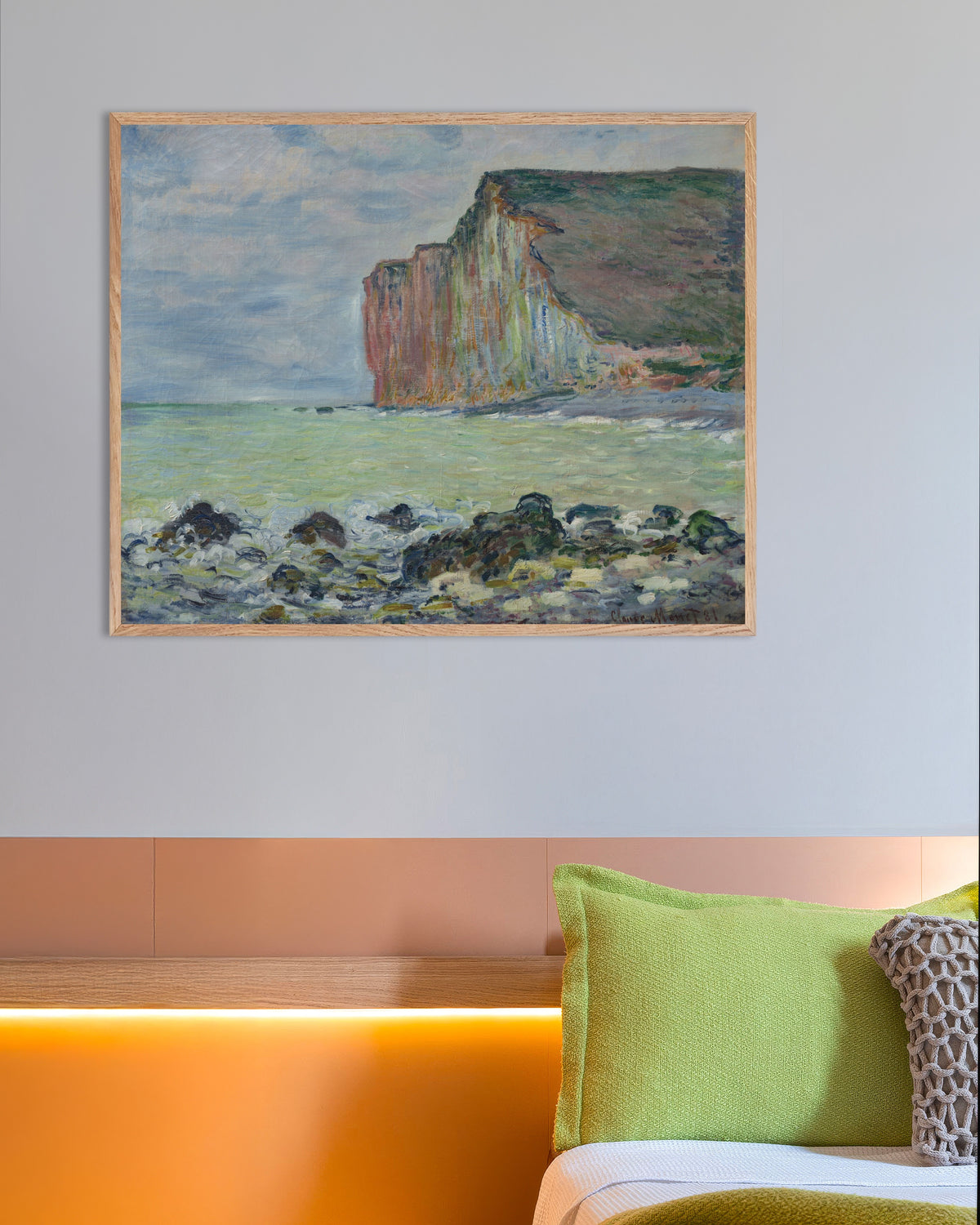 Poster Die Klippe bei Les Petites-Dalles (1881) von Claude Monet mit naturfarbenem Holzrahmen