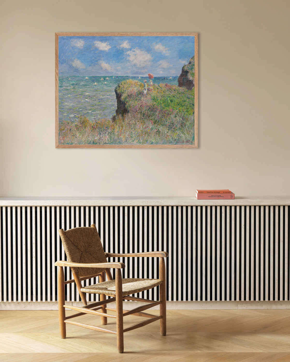 Poster Spaziergang auf der Klippe bei Pourville (1882) von Claude Monet mit naturfarbenem Holzrahmen
