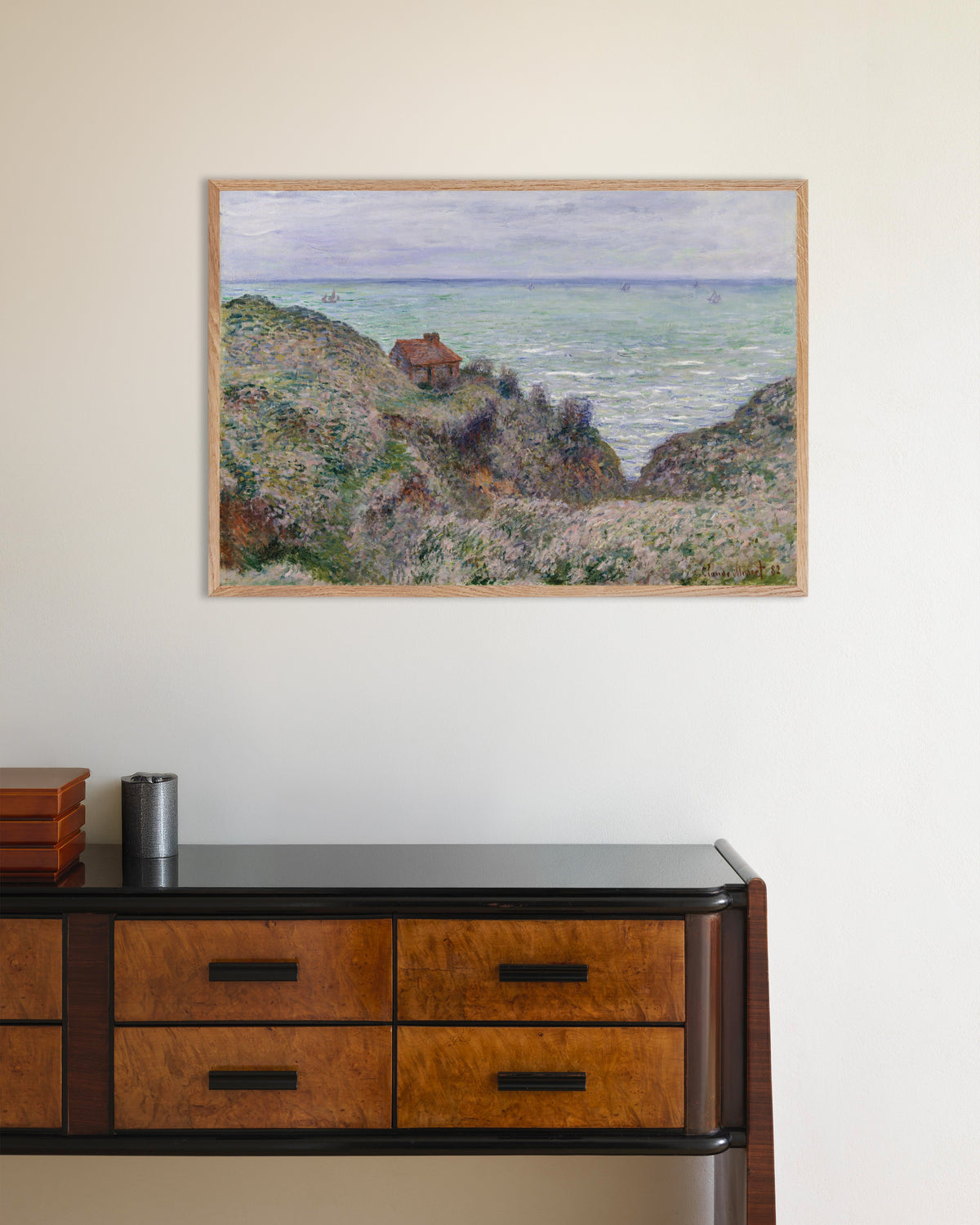 Poster Das Zöllnerhaus (1882) von Claude Monet mit naturfarbenem Holzrahmen