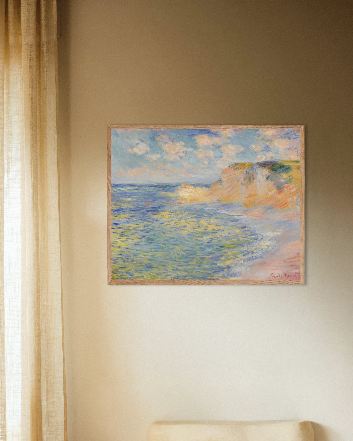 Poster Die Falaise d'Amont, Étretat (1885) von Claude Monet mit naturfarbenem Holzrahmen