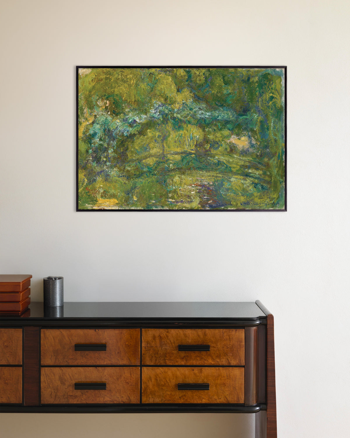 Poster Die Brücke über den Seerosenteich (1919) von Claude Monet mit Metallrahmen