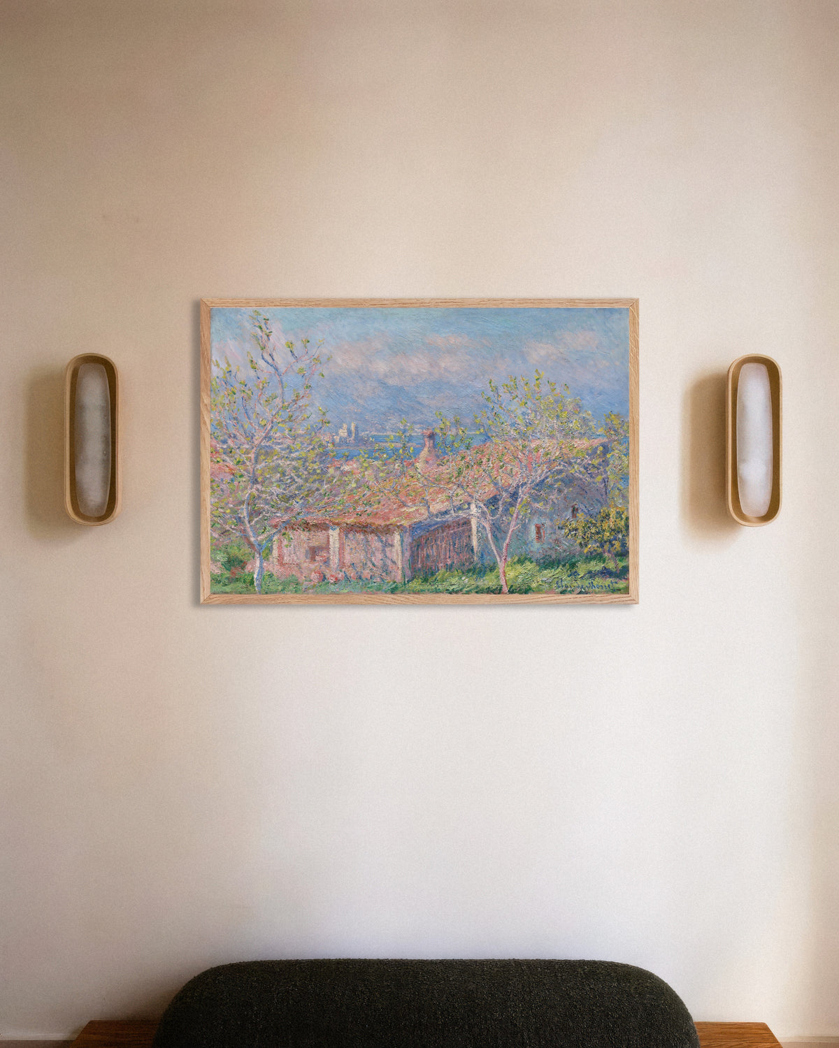 Poster Das Haus des Gärtners in Antibes (1888) von Claude Monet mit naturfarbenem Holzrahmen