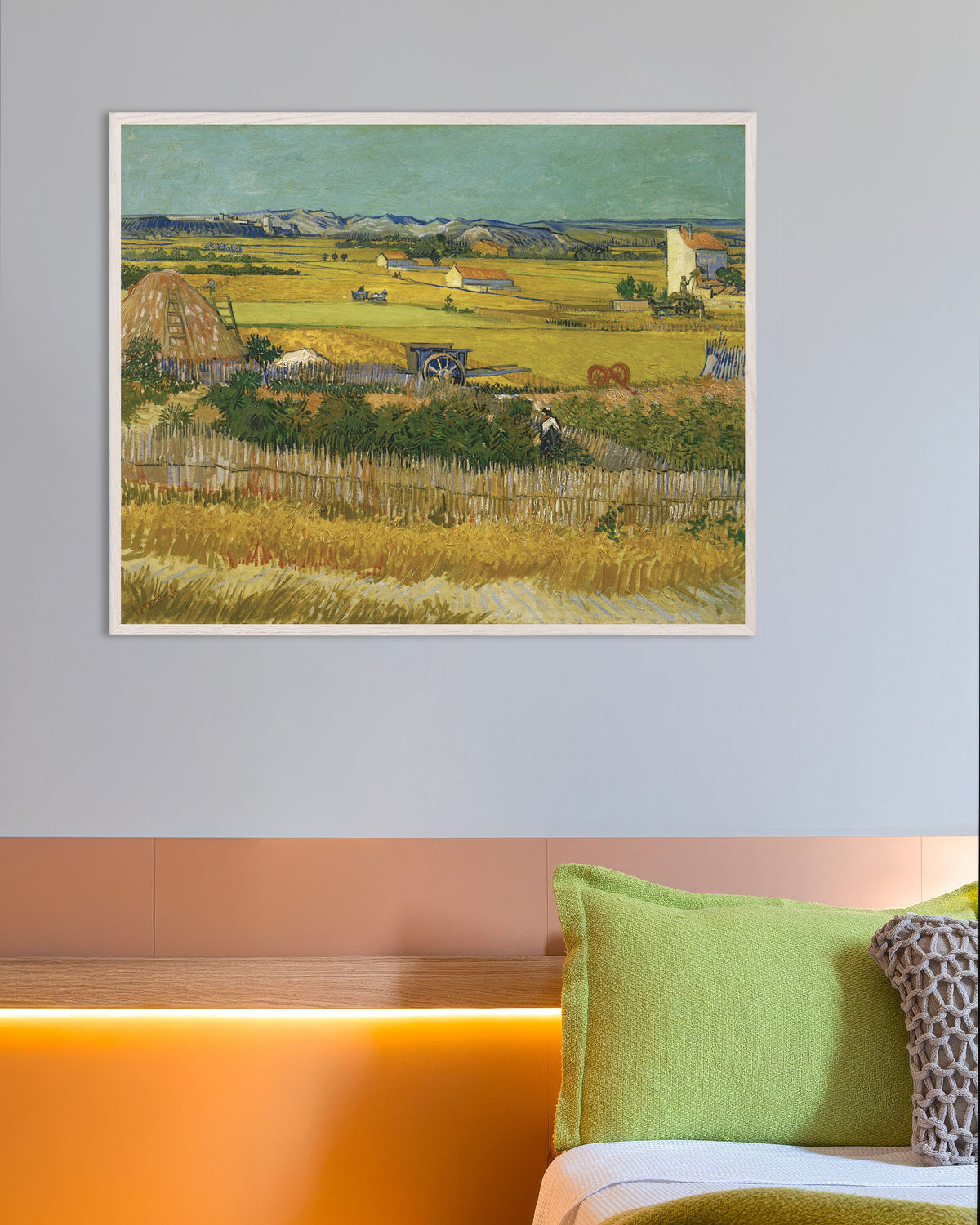 Poster mit „Die Ernte (1888) von Vincent van Gogh“ und weißem Holzrahmen
