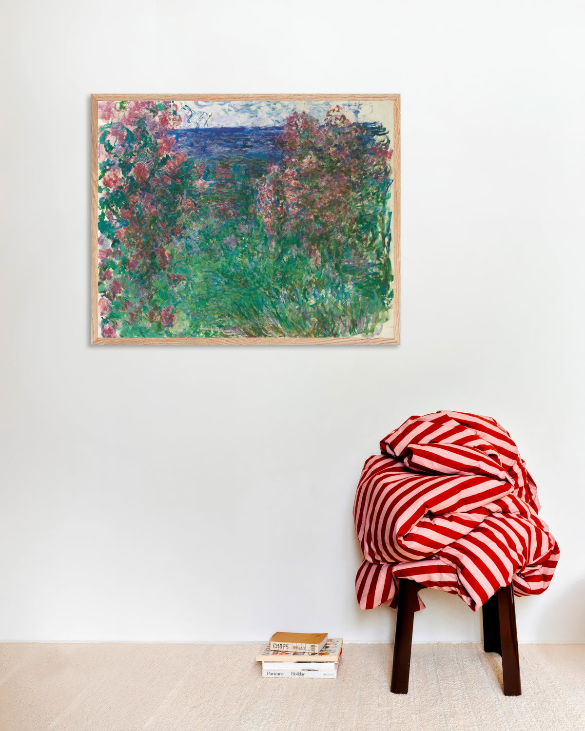 Poster Das Haus zwischen den Rosen (um 1925) von Claude Monet mit naturfarbenem Holzrahmen