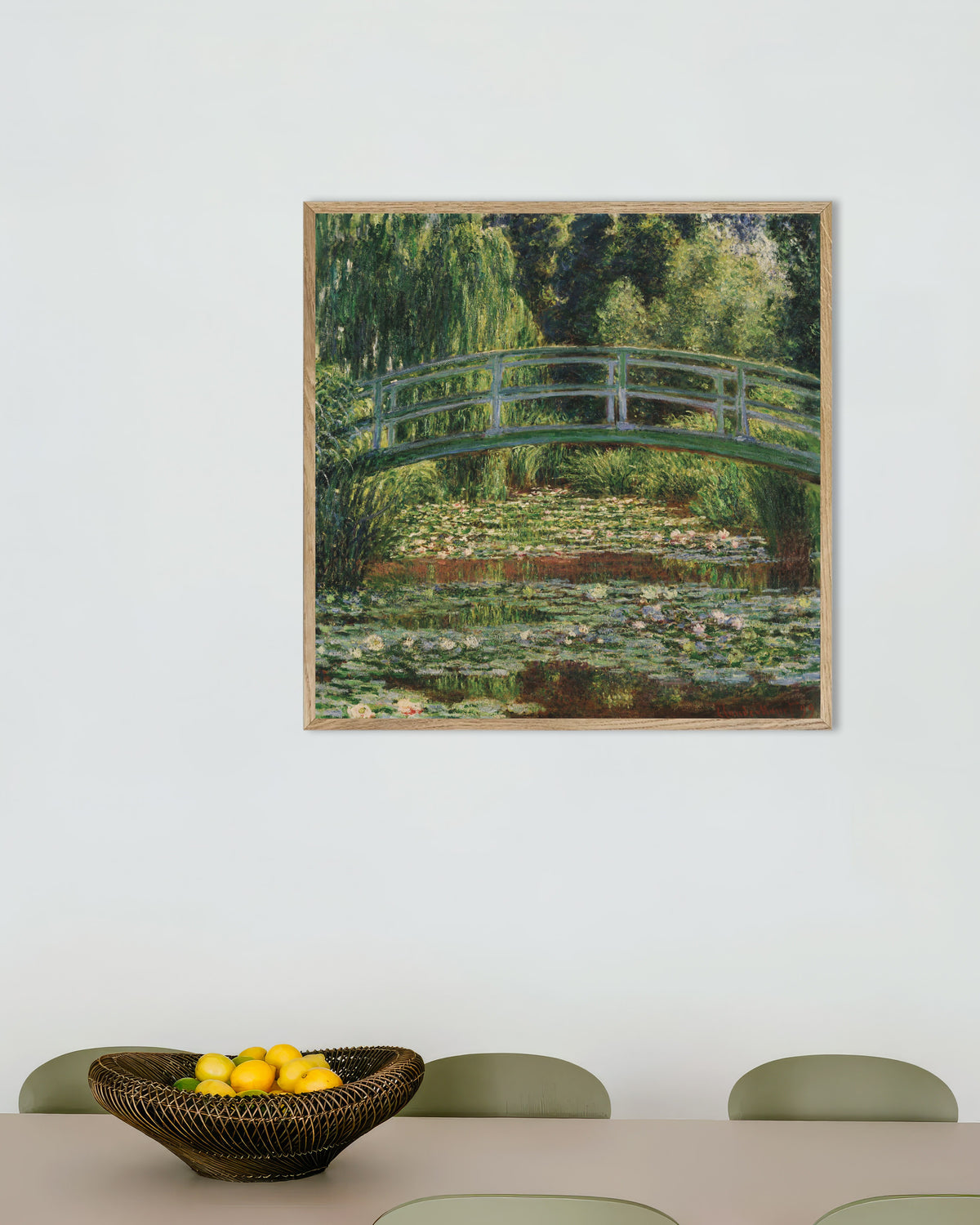 Poster Die japanische Brücke und der Seerosenteich, Giverny (1899) von Claude Monet mit naturfarbenem Holzrahmen