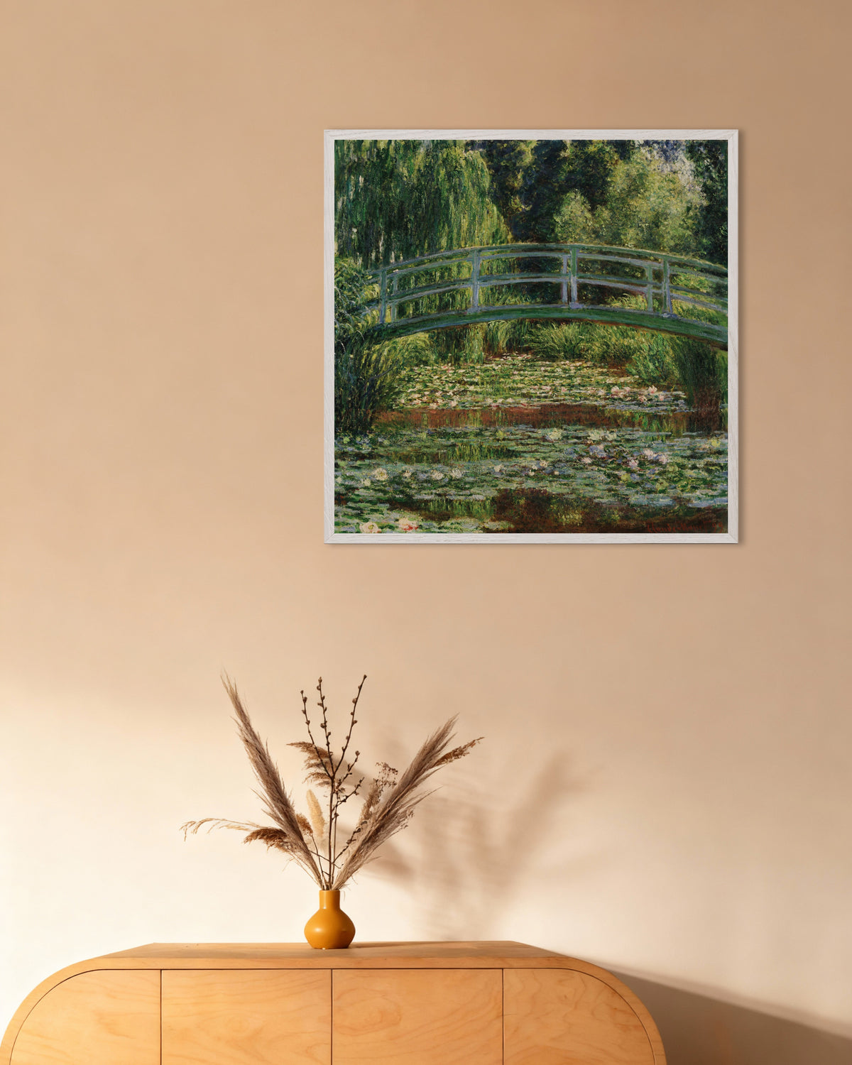 Poster Die japanische Brücke und der Seerosenteich, Giverny (1899) von Claude Monet mit weißem Holzrahmen