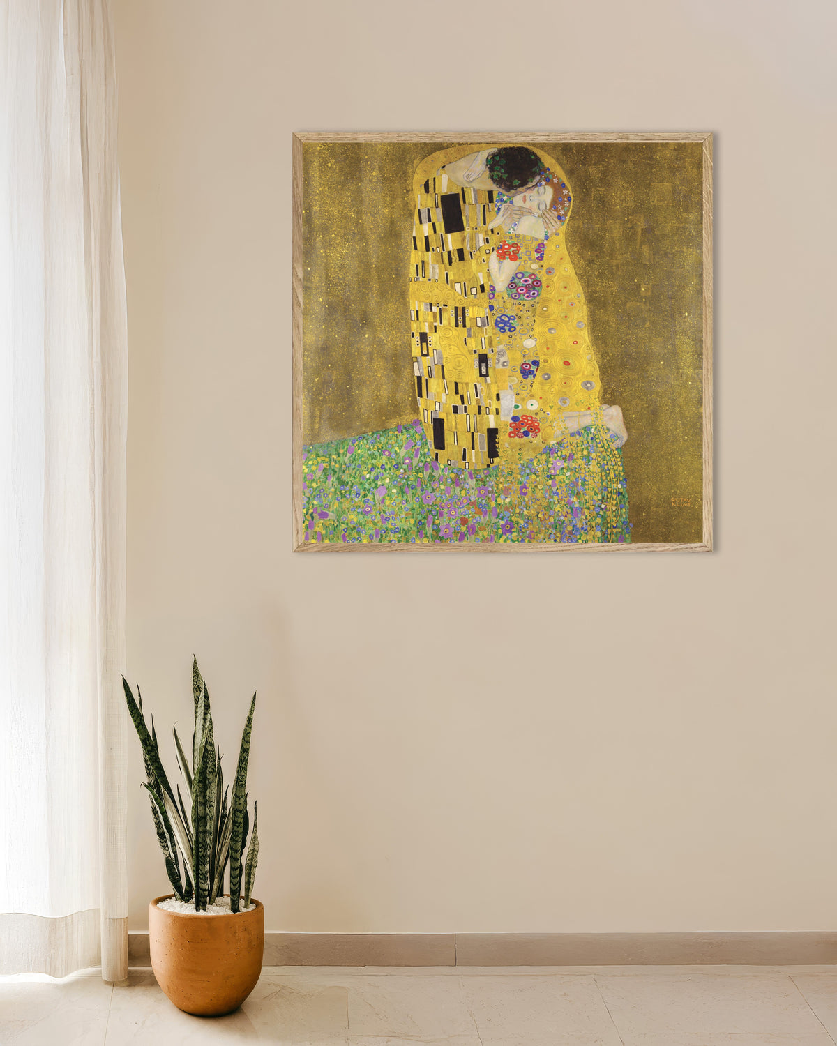 Poster Der Kuss (1907–1908) von Gustav Klimt mit naturfarbenem Holzrahmen