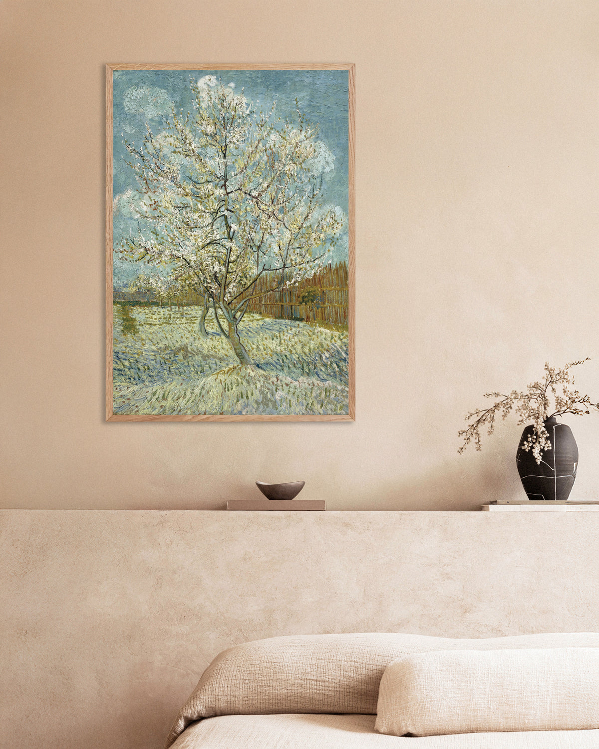 Poster Der Pfirsichbaum in Rosa (1888) von Vincent van Gogh, mit naturfarbenem Holzrahmen