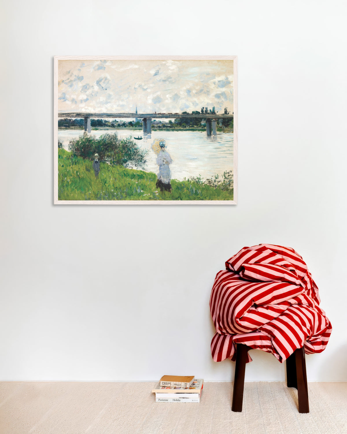 Poster Spaziergang an der Eisenbahnbrücke, Argenteuil (1874) von Claude Monet mit weißem Holzrahmen