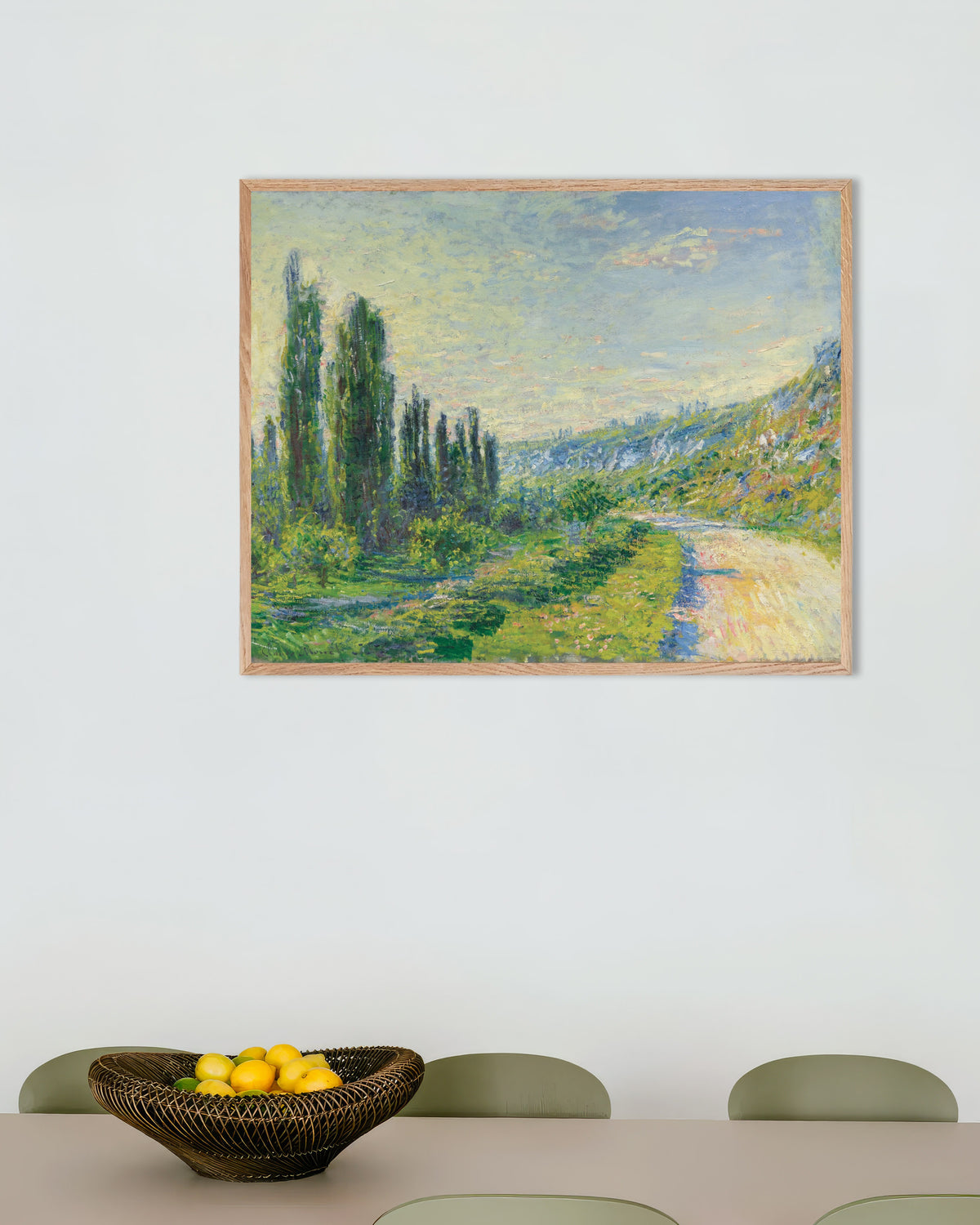 Poster Die Straße bei Vétheuil (um 1880) von Claude Monet mit naturfarbenem Holzrahmen