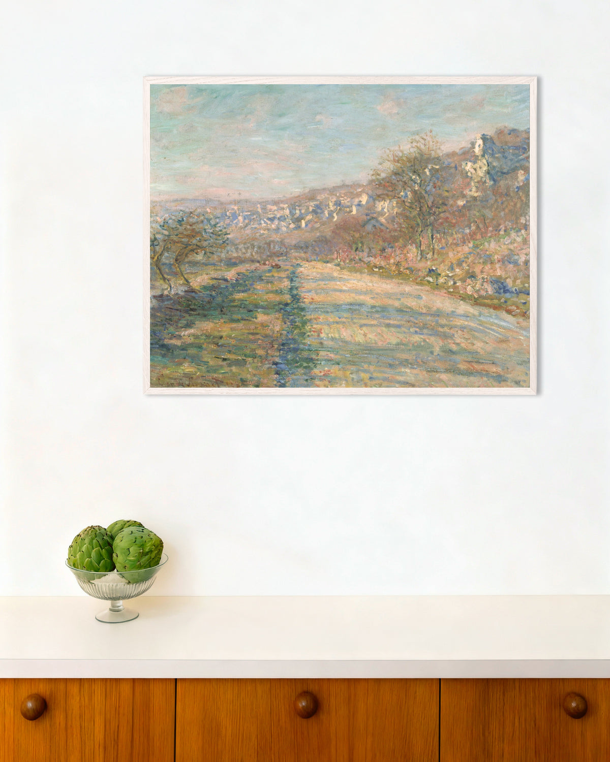 Poster Die Straße nach La Roche-Guyon (1880) von Claude Monet mit weißem Holzrahmen