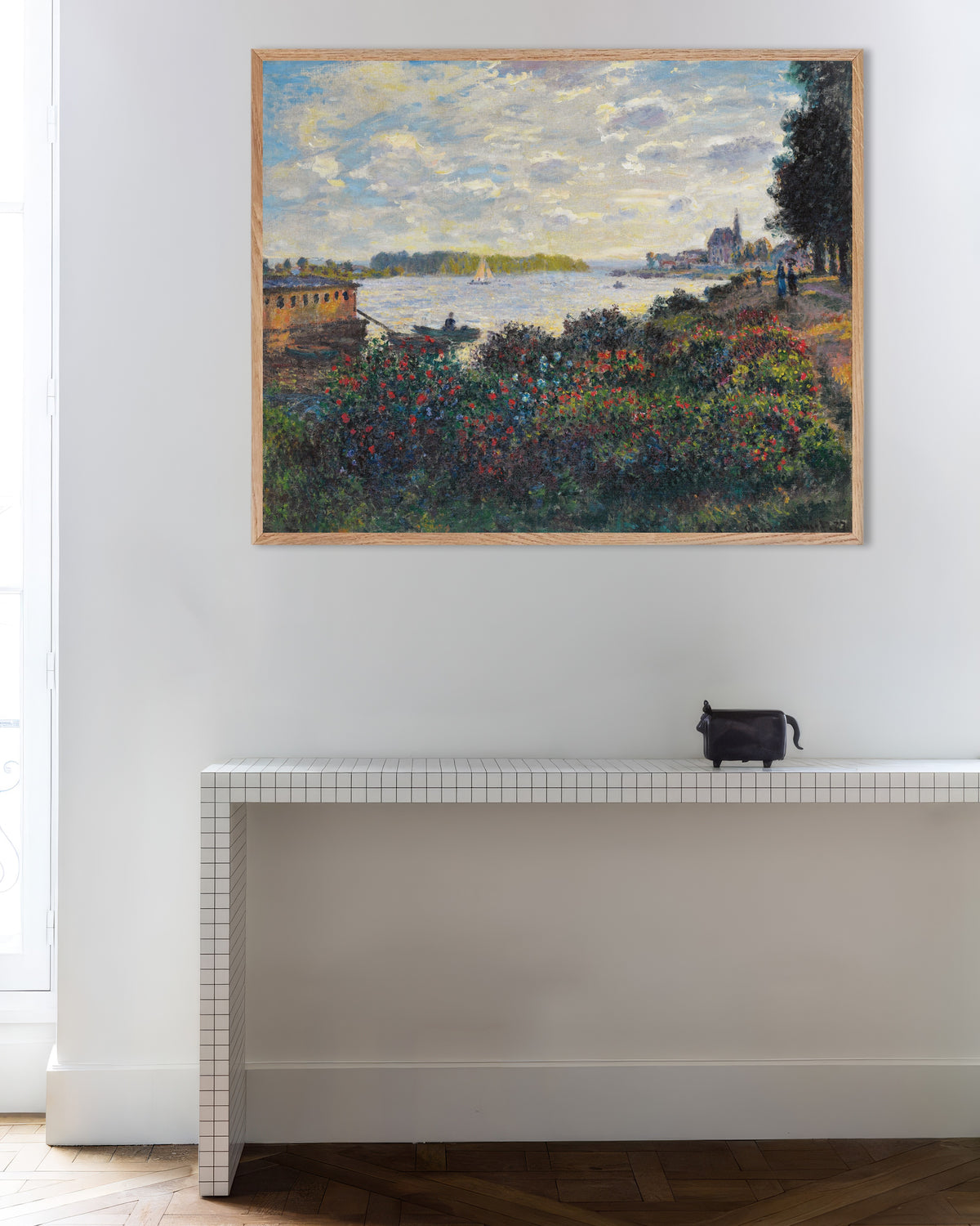 Poster Die Seine bei Argenteuil (1877) von Claude Monet mit naturfarbenem Holzrahmen