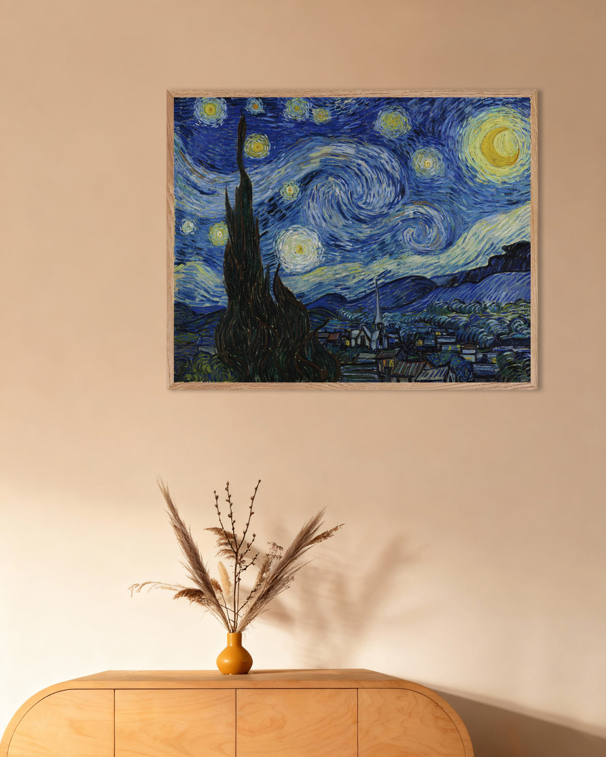 Poster „Die Sternennacht“ (1889) von Vincent van Gogh, mit naturbelassenem Holzrahmen