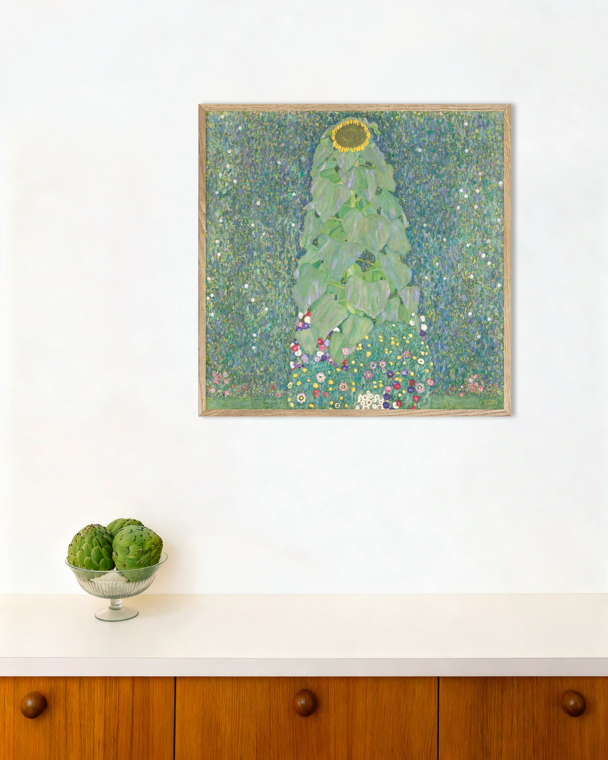 Poster Die Sonnenblume (1907–1908) von Gustav Klimt mit naturfarbenem Holzrahmen