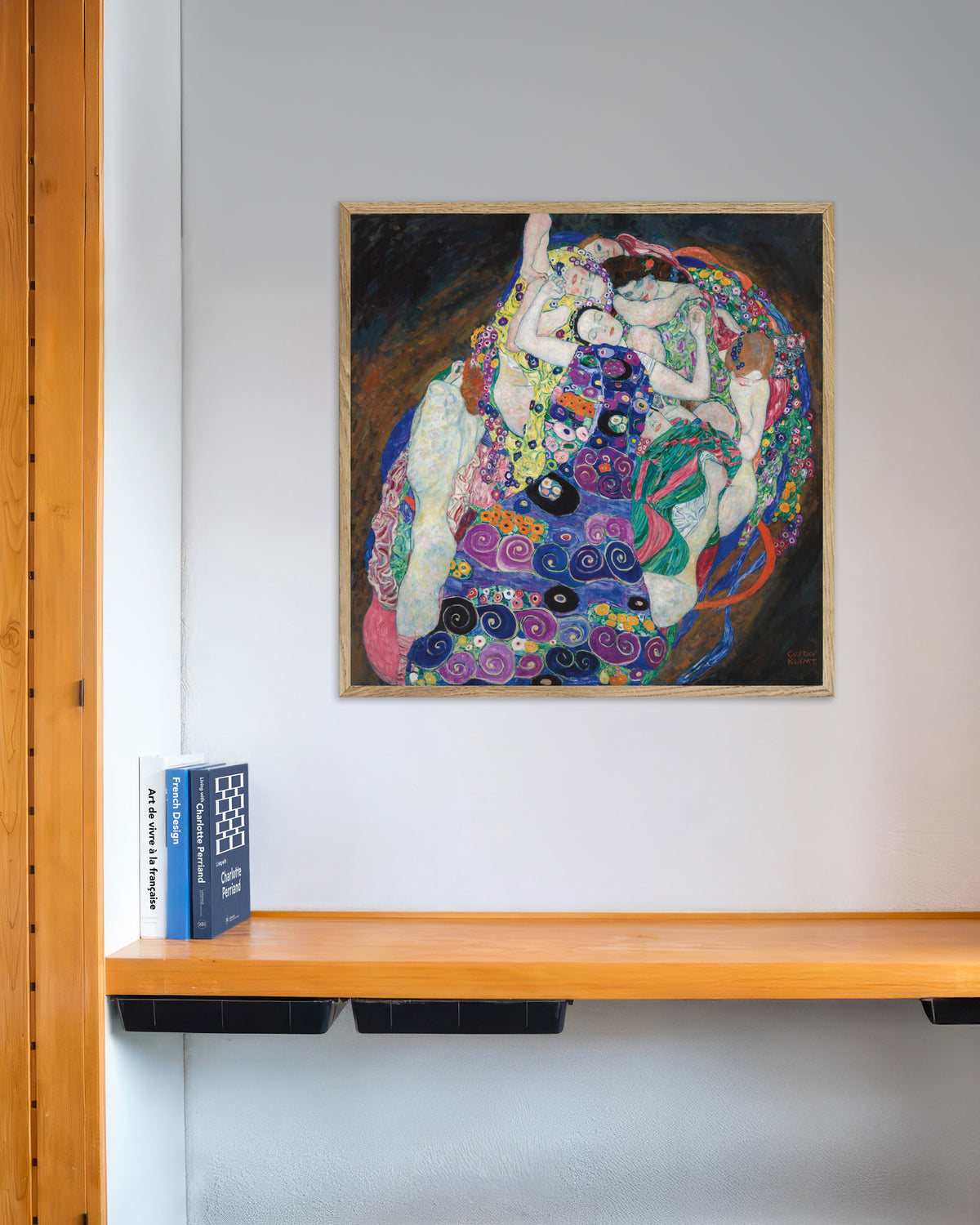 Poster Die Jungfrau (1913) von Gustav Klimt mit naturfarbenem Holzrahmen