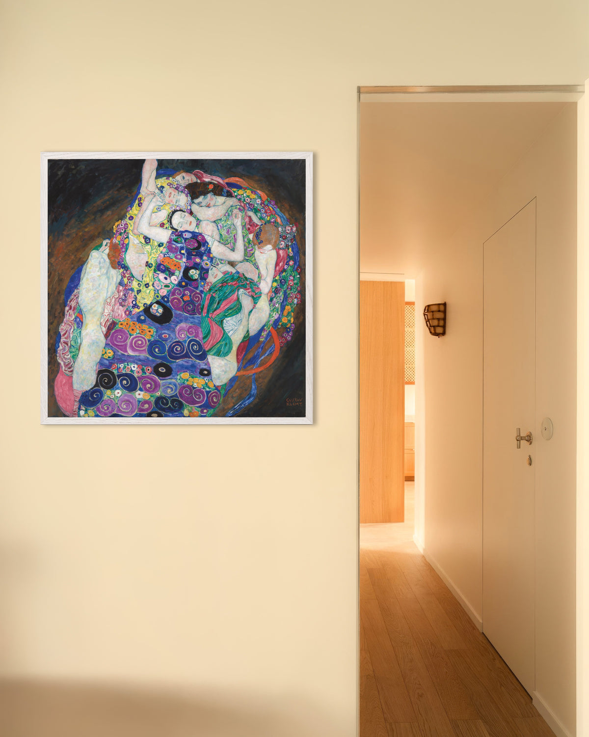 Poster Die Jungfrau (1913) von Gustav Klimt mit weißem Holzrahmen
