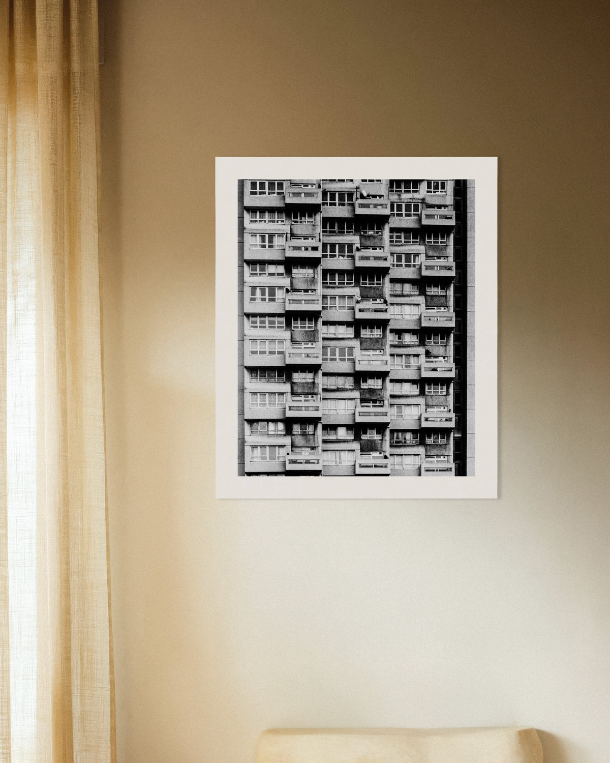 Poster „Fassade eines Hochhauses mit Balkonen“