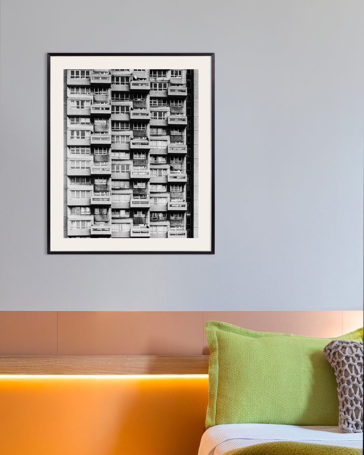 Poster „Fassade eines Hochhauses mit Balkonen“ mit Metallrahmen