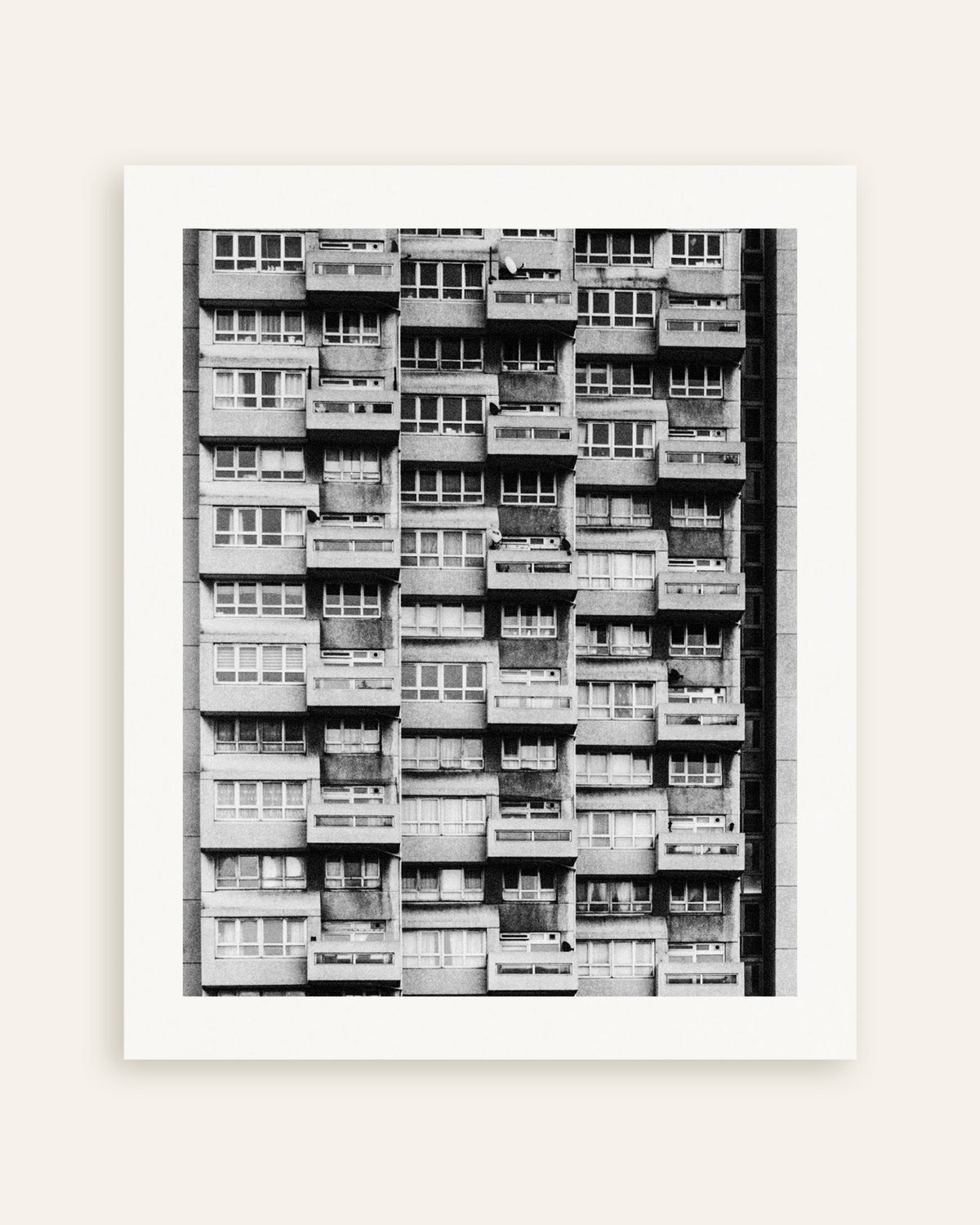 Poster „Fassade eines Hochhauses mit Balkonen“, Miniaturansicht