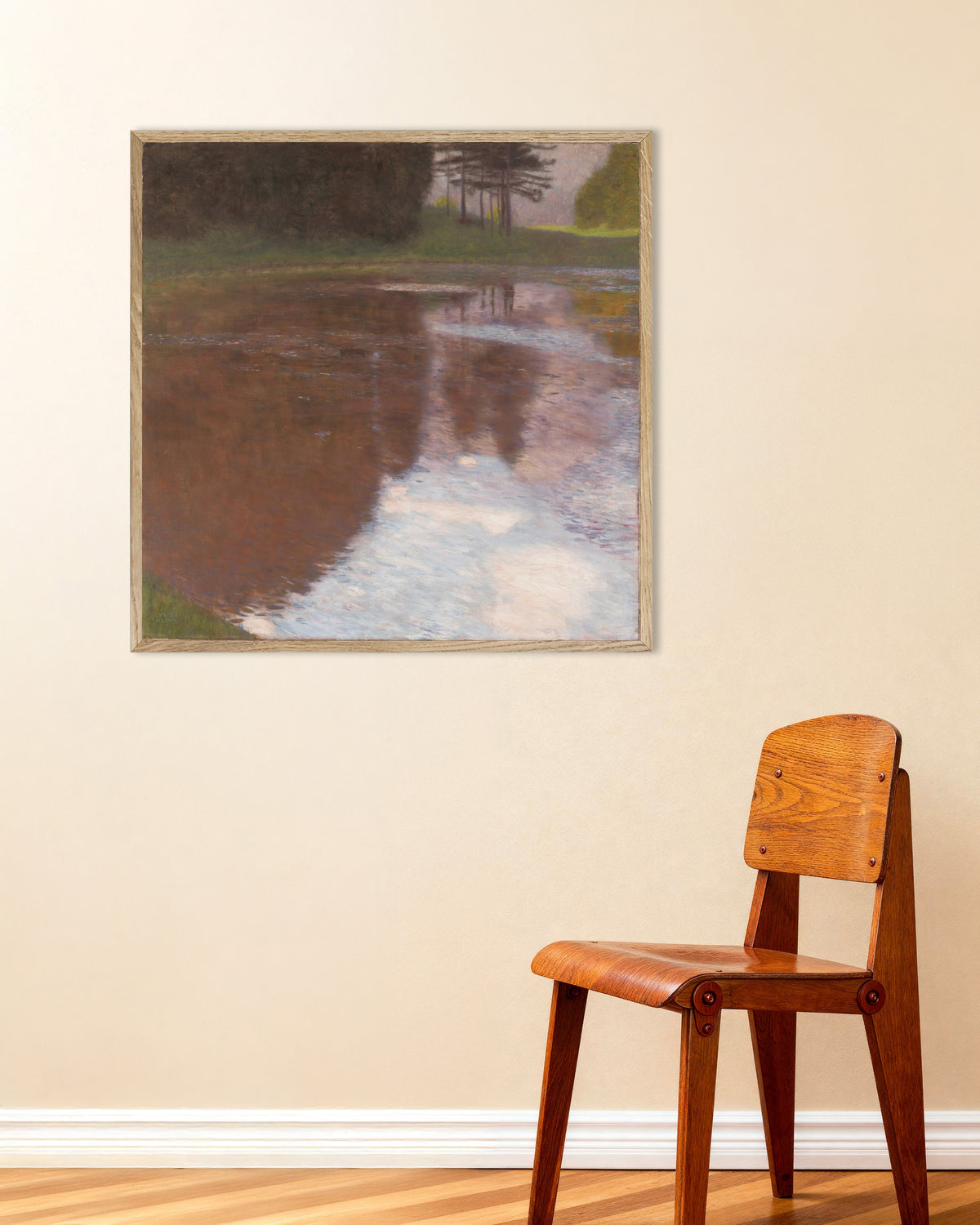 Poster Stiller Weiher (1899) von Gustav Klimt mit naturfarbenem Holzrahmen