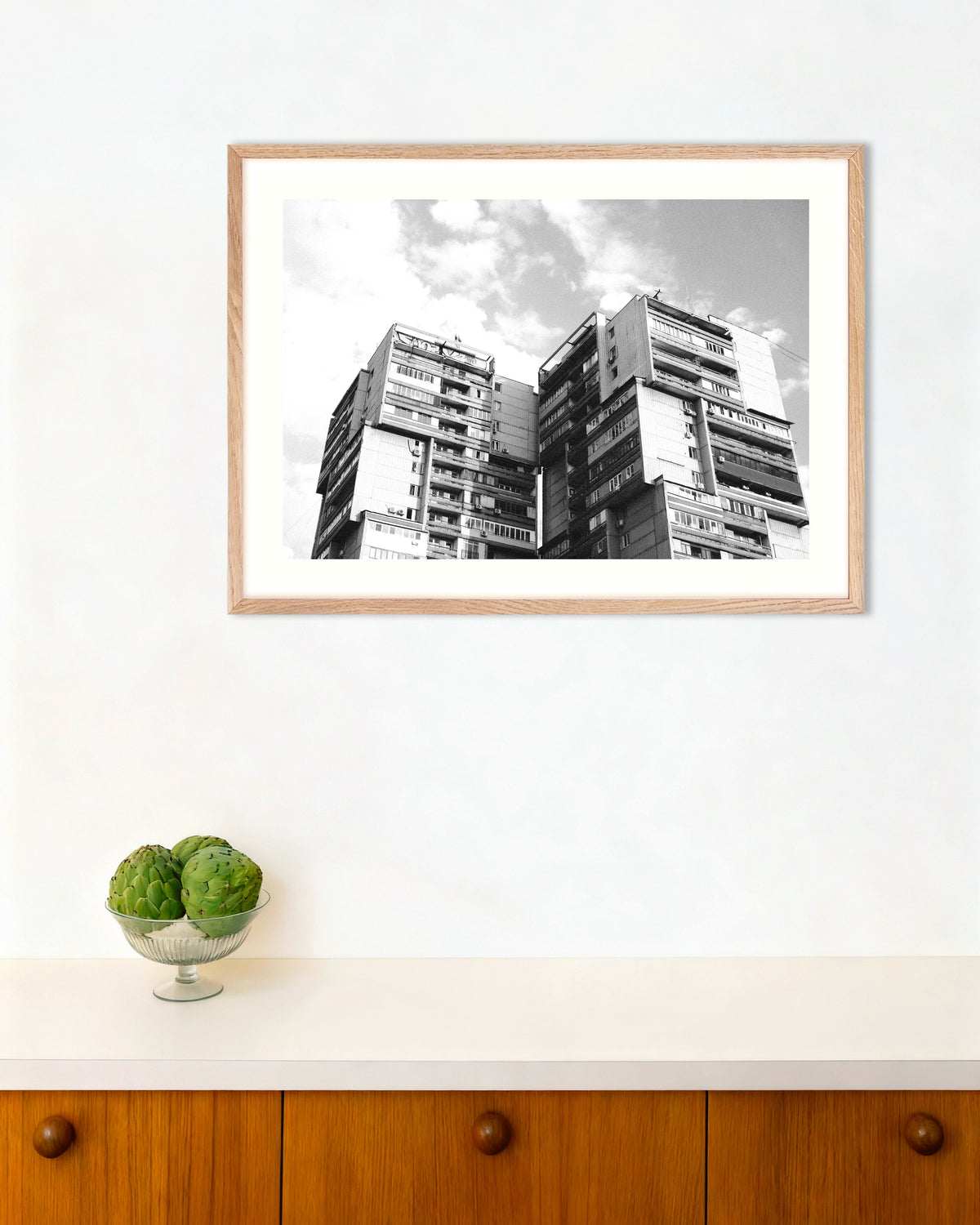 Poster „Zwillingstürme in den Wolken“ mit naturfarbenem Holzrahmen