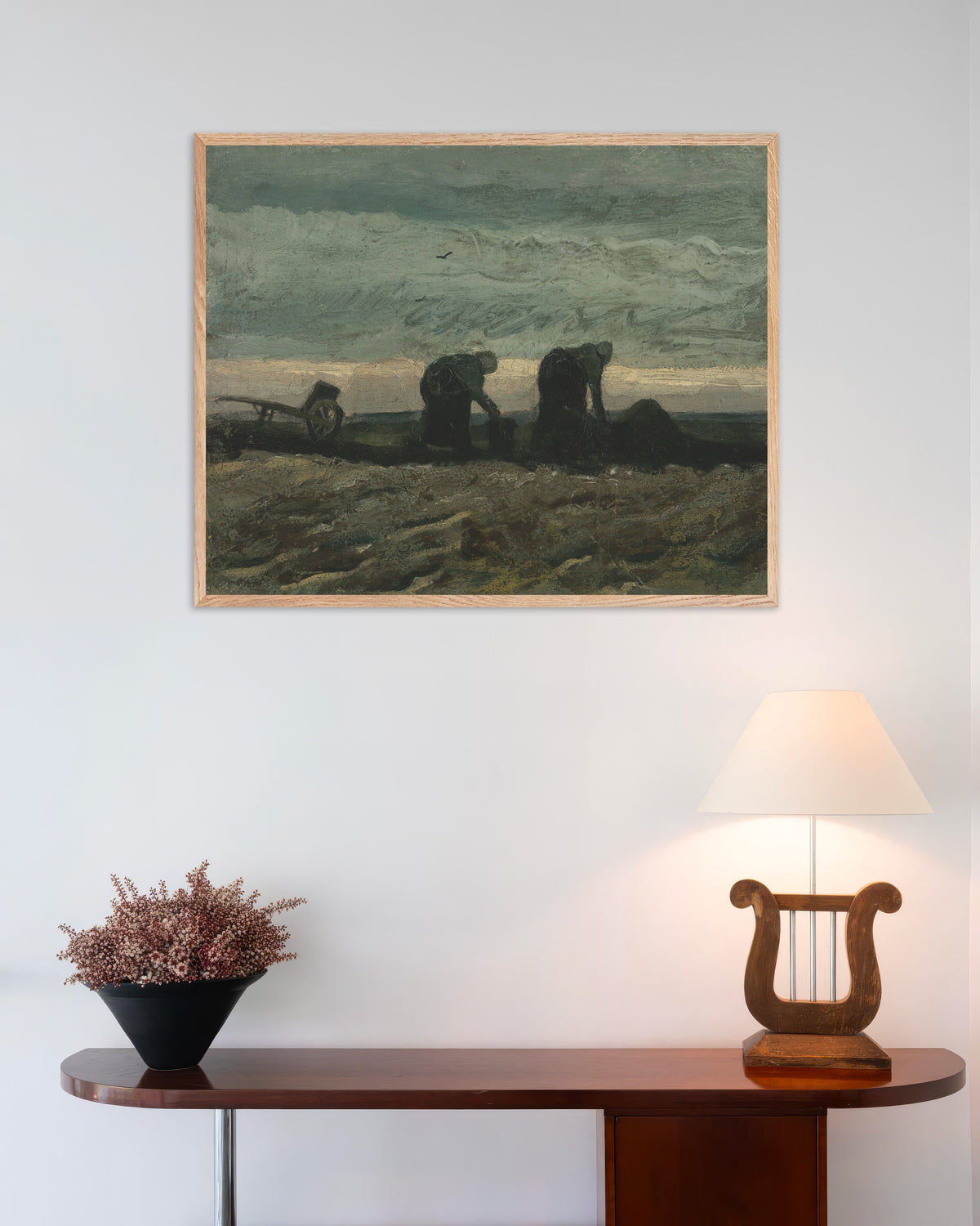 Poster von Zwei Frauen auf der Heide (1883) von Vincent van Gogh, mit naturfarbenem Holzrahmen