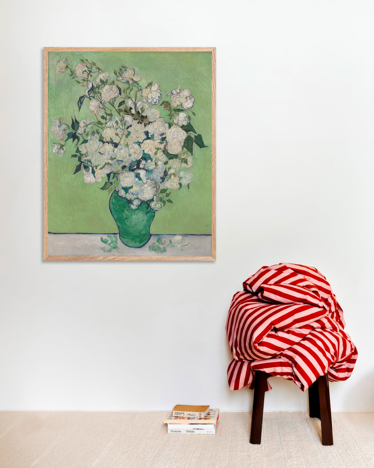 Poster „Vase mit Rosen (1890) von Vincent van Gogh“ mit naturbelassenem Holzrahmen