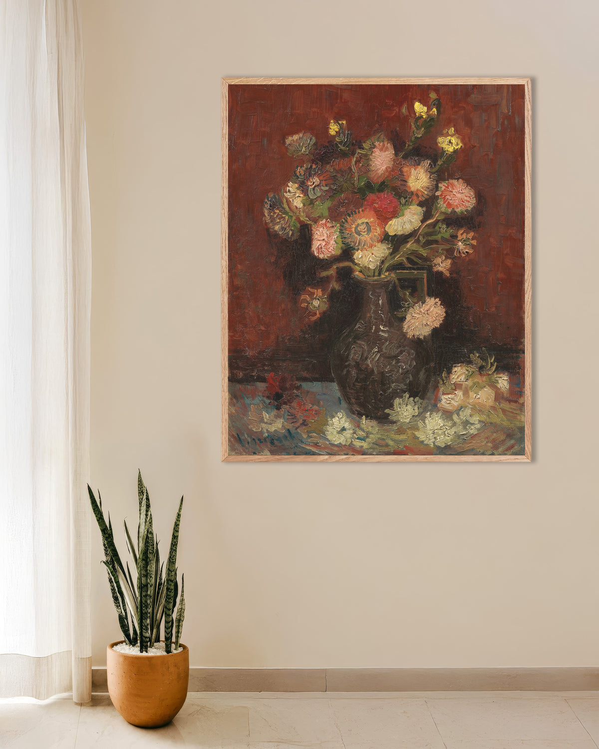Poster mit Vase mit chinesischen Astern und Gladiolen (1886) von Vincent van Gogh, mit naturfarbenem Holzrahmen