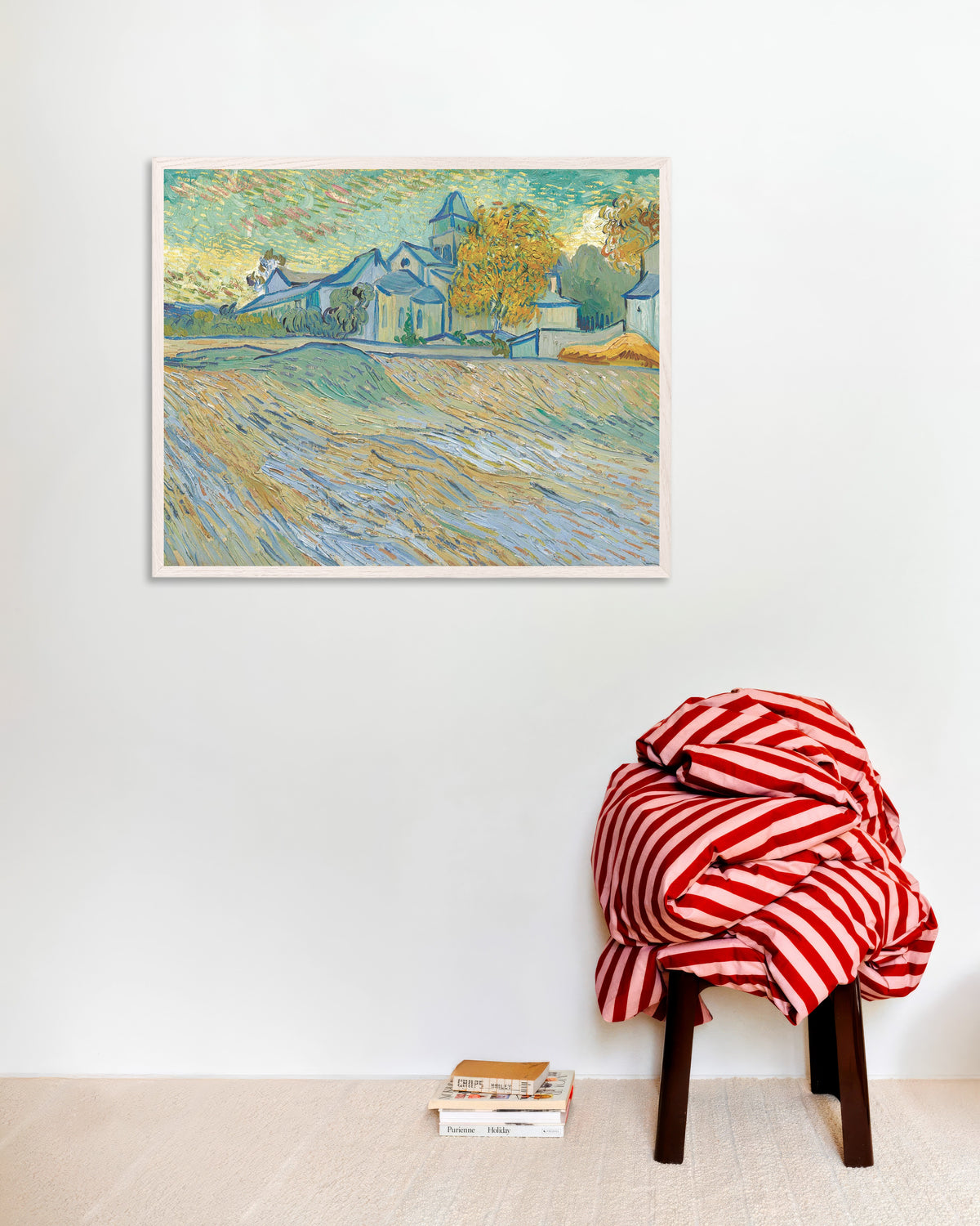 Poster von Blick auf die Anstalt und die Kapelle in Saint-Rémy (1889) von Vincent van Gogh, mit weißem Holzrahmen