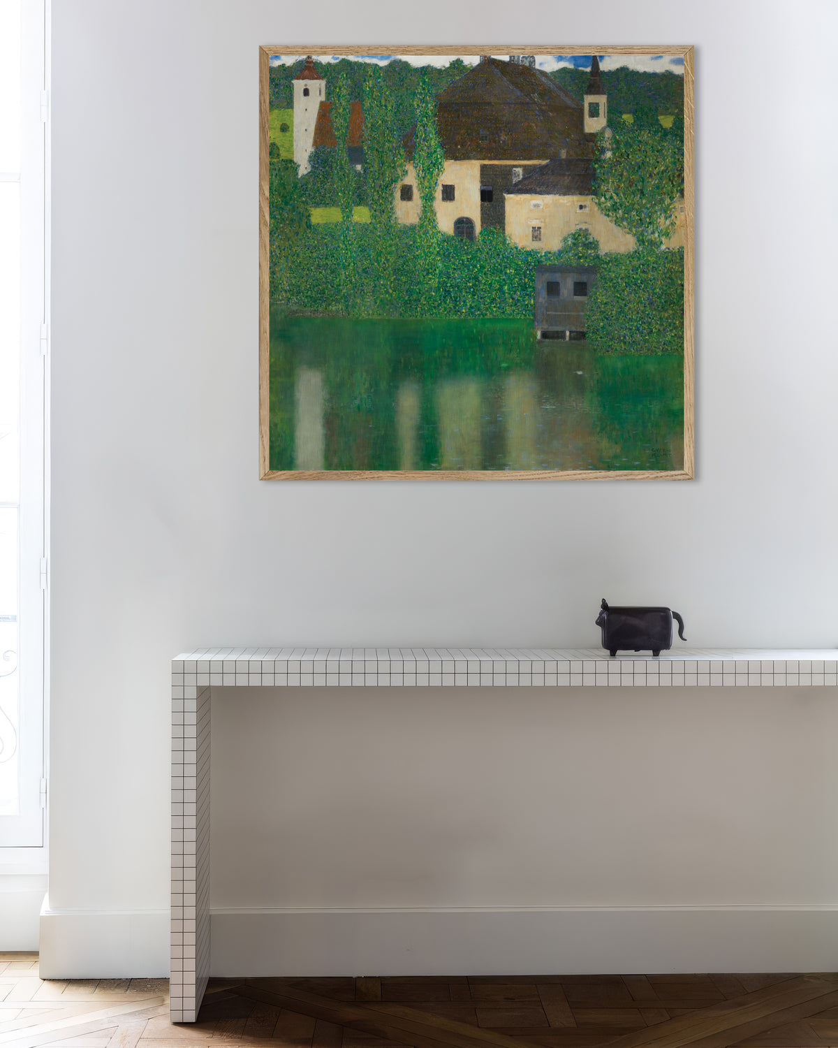 Poster von Wasserschloss (1908–1909) von Gustav Klimt mit naturfarbenem Holzrahmen