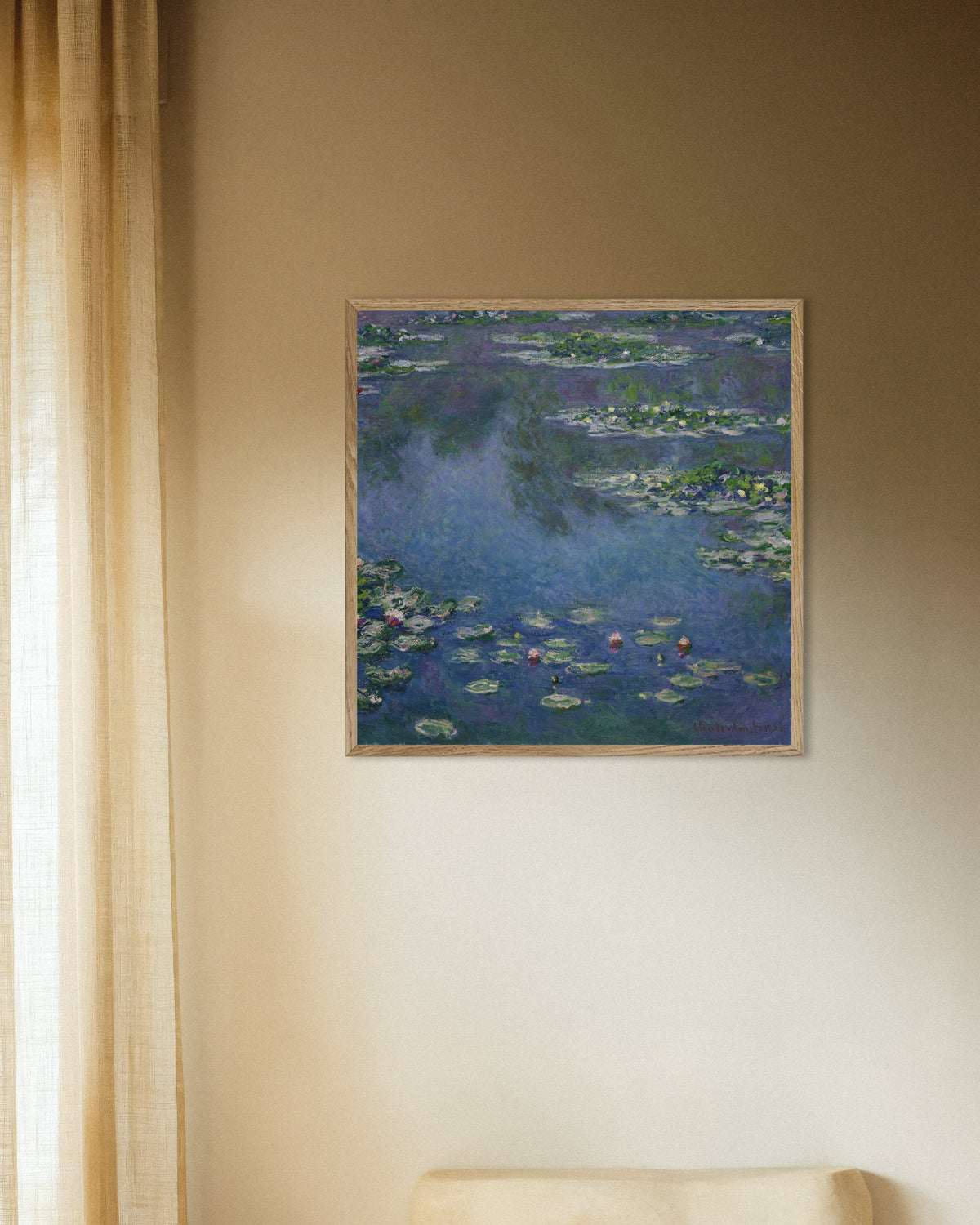Poster Seerosen (1906) von Claude Monet mit naturfarbenem Holzrahmen