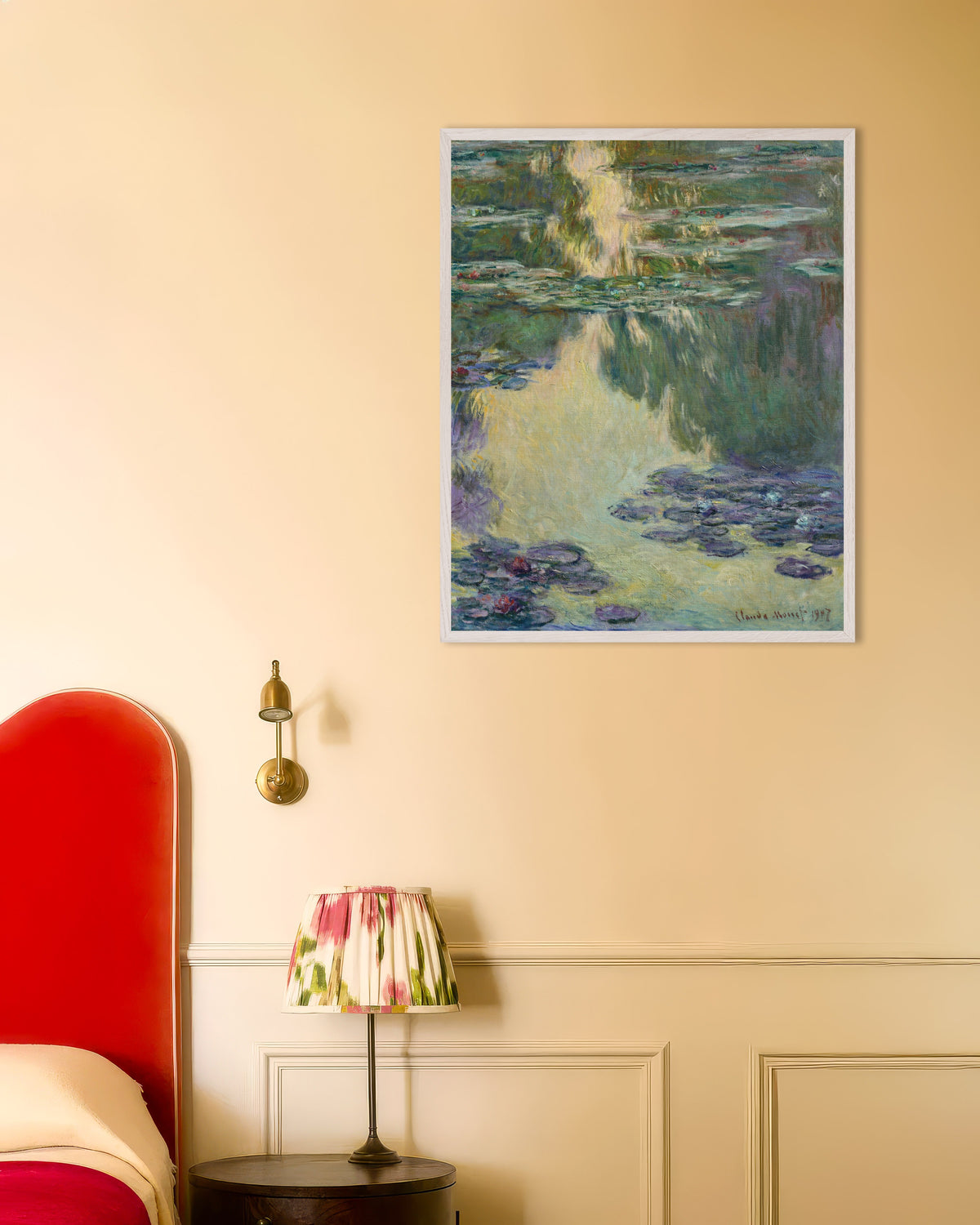 Poster Seerosen (1907) von Claude Monet mit weißem Holzrahmen