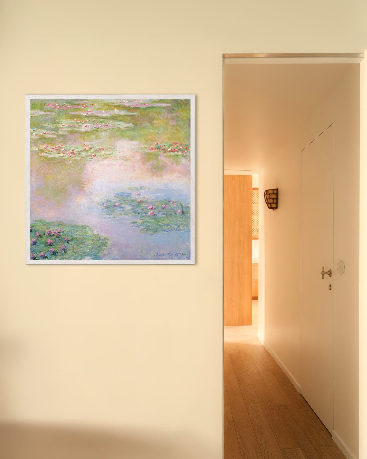Poster Seerosen, rosa Spiegelungen (1907) von Claude Monet mit weißem Holzrahmen